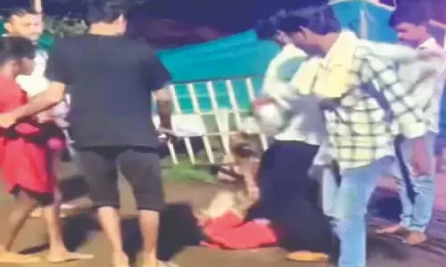 Odisha : बालासोर में रेलवे स्टेशन के सामने युवकों ने लड़की को घेरकर पीटा