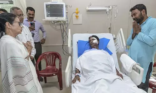 Kolkata : ममता बनर्जी ने खगेन मुर्मू से मुलाकात की Kolkata : ममता बनर्जी ने खगेन मुर्मू से मुलाकात की