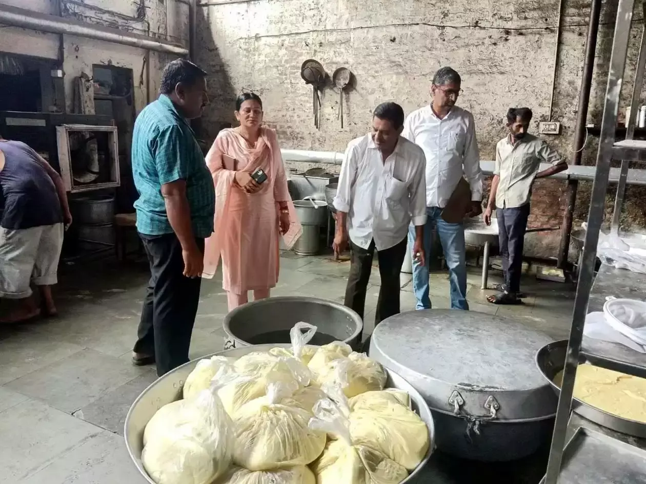 Hisar: सीएम फ्लाइंग ने मावा की अवैध ढुलाई पर कसा शिकंजा Hisar: सीएम फ्लाइंग ने मावा की अवैध ढुलाई पर कसा शिकंजा