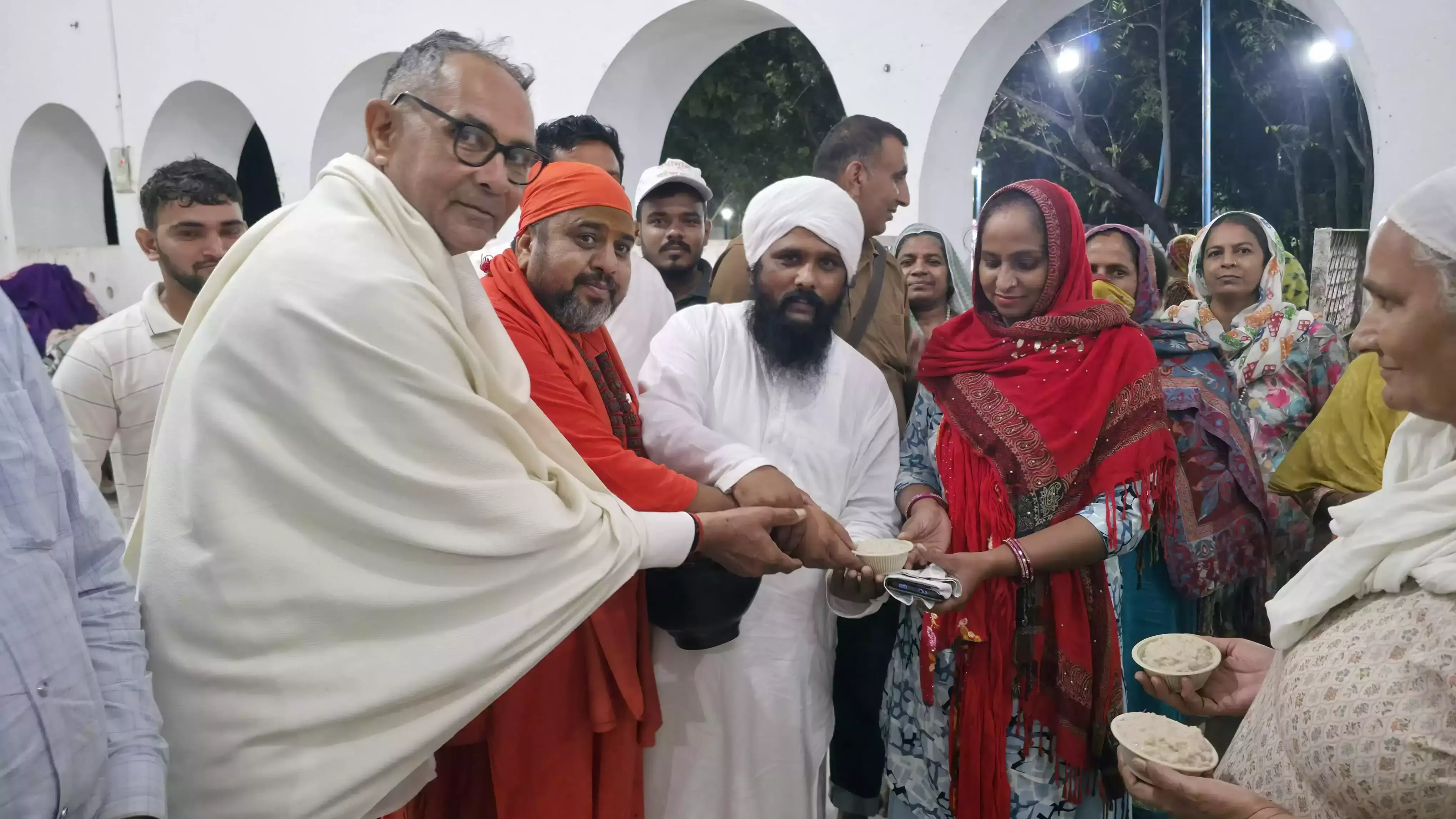 Jhajjar: बूंदाबांदी में श्रद्धालुओं की खीर प्रसाद में बढ़ती भीड़ Jhajjar: बूंदाबांदी में श्रद्धालुओं की खीर प्रसाद में बढ़ती भीड़