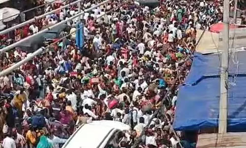 Koppal : हुलिगेम्मा मंदिर परिसर में श्रद्धालुओं की भीड़, भगदड़ बढ़ने की आशंका