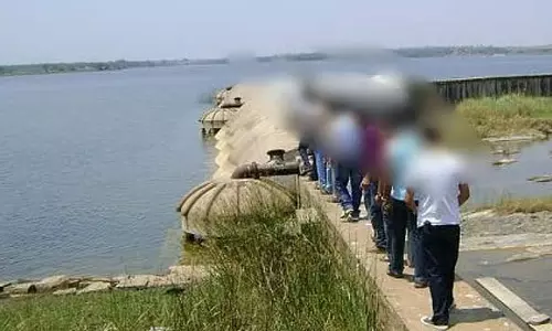 मार्कोनहल्ली बांध में हादसा; एक ही परिवार के 6 सदस्य डूबे मार्कोनहल्ली बांध में हादसा; एक ही परिवार के 6 सदस्य डूबे