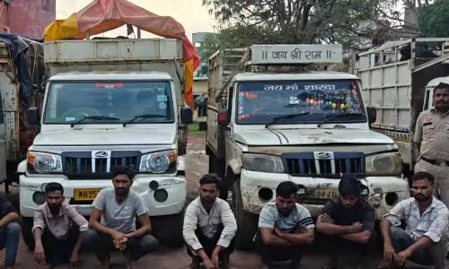 4 पिकअप से हो रही थी मवेशी तस्करी, नाकेबंदी कर पुलिस ने किया नाकाम 4 पिकअप से हो रही थी मवेशी तस्करी, नाकेबंदी कर पुलिस ने किया नाकाम