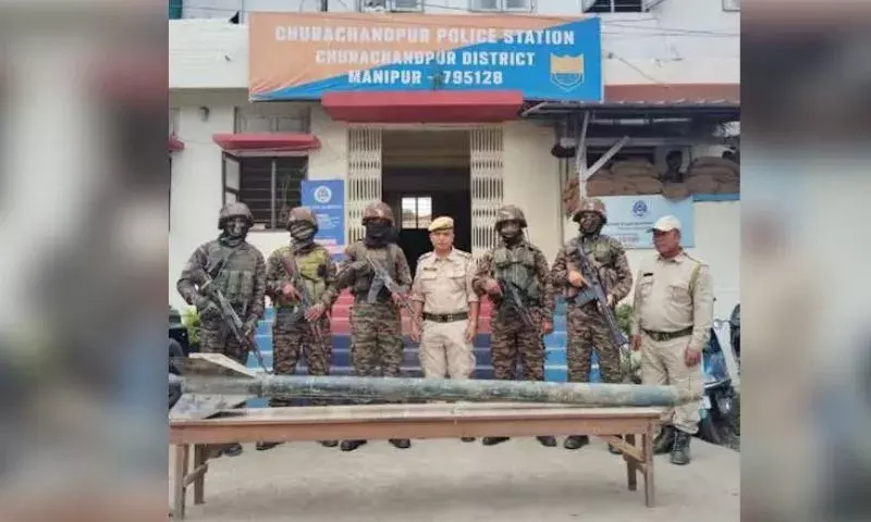 Manipur के चुराचांदपुर जिले में सुरक्षा बलों ने 9 फुट का रॉकेट बरामद किया Manipur के चुराचांदपुर जिले में सुरक्षा बलों ने 9 फुट का रॉकेट बरामद किया