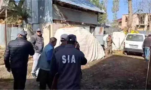 Jammu-Kashmir : SIA ने सुबह-सुबह की छापेमारी, जानें क्यों की गई कार्रवाई Jammu-Kashmir : SIA ने सुबह-सुबह की छापेमारी, जानें क्यों की गई कार्रवाई