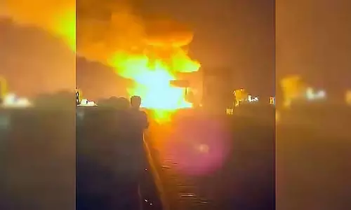 जयपुर-अजमेर हाईवे पर LPG सिलेंडर ले जा रहे ट्रकों में टक्कर: छत तक फैली आग