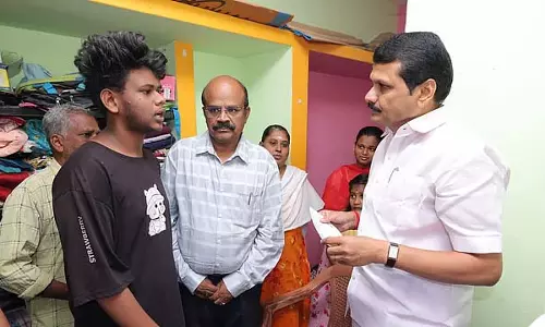 Tamil Nadu : सेंथिल बालाजी ने करूर में घायलों के लिए राहत राशि दान की Tamil Nadu : सेंथिल बालाजी ने करूर में घायलों के लिए राहत राशि दान की