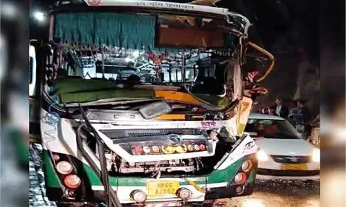 Mandi: HRTC बस और ट्रक में भीषण टक्कर,  6 लोग घायल
