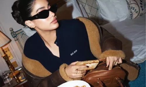 Janhvi Kapoor का नया मूड: बैग में कॉउचर और ब्रेड का एक टुकड़ा