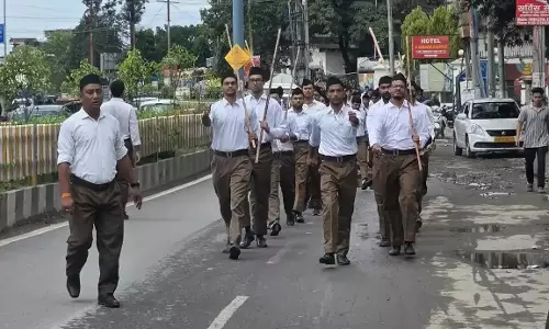 Dehradun: छात्रों ने पथ संचलन निकालकर जताई अपनी आवाज़