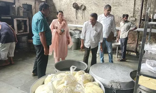 CM फ्लाइंग स्क्वायड ने हिसार में मिठाई की दुकानों पर छापे मारे, खाद्य पदार्थों के नमूने लिए CM फ्लाइंग स्क्वायड ने हिसार में मिठाई की दुकानों पर छापे मारे, खाद्य पदार्थों के नमूने लिए