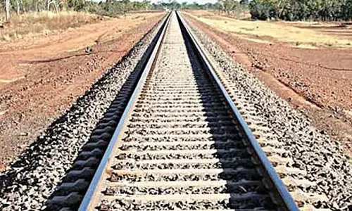 Bengaluru : हेडफोन लगाकर ट्रैक पार करते समय ट्रेन की चपेट में आने से बीबीएम छात्र की मौत Bengaluru : हेडफोन लगाकर ट्रैक पार करते समय ट्रेन की चपेट में आने से बीबीएम छात्र की मौत
