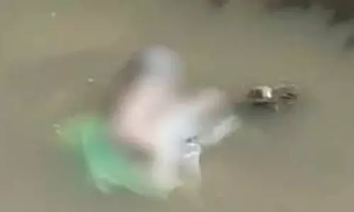 नाले में नवजात का शव मिला, सीसीटीवी की जांच कर रही पुलिस नाले में नवजात का शव मिला, सीसीटीवी की जांच कर रही पुलिस