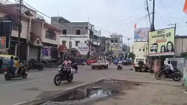 कर्फ्यू हटने और इंटरनेट बहाल होने के बाद दुकानें खुलने से कटक में स्थिति सामान्य हो रही