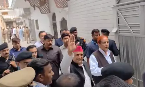 रामपुर: आजम खां के घर पर मुलाकात करने के लिए पहुंचे अखिलेश यादव