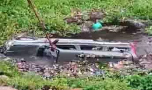 Fatehpur: शादी से लौट रही कार बरौरी में तालाब में गिरी, 4 की मौत, 5 घायल