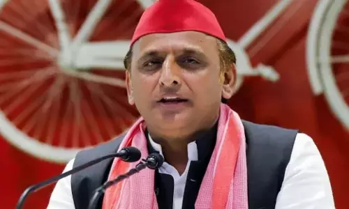 Lucknow: रामपुर दौरे के दौरान अखिलेश यादव को बरेली में लैंडिंग की अनुमति नहीं