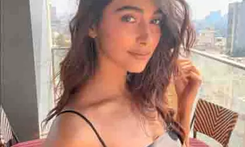 Pooja Hegde: रात की शूटिंग पूरी की, घर के लिए सुबह की उड़ान की तैयारी में