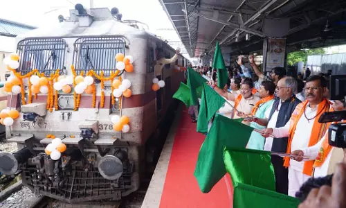 MP बृजमोहन अग्रवाल ने रामलला दर्शन यात्रा विशेष ट्रेन को अयोध्या धाम के लिए रवाना किया