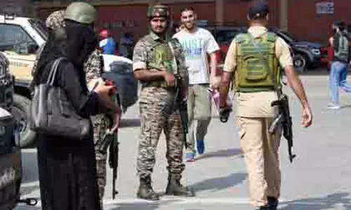 J&K: कुपवाड़ा जिले में पुलिस ने अलगाववादी सहयोगियों के घरों पर छापेमारी की J&K: कुपवाड़ा जिले में पुलिस ने अलगाववादी सहयोगियों के घरों पर छापेमारी की