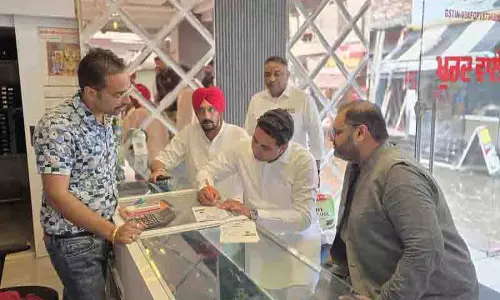 Ludhiana: कांग्रेस ने हस्ताक्षर एकत्र करने के लिए घर-घर अभियान शुरू किया Ludhiana: कांग्रेस ने हस्ताक्षर एकत्र करने के लिए घर-घर अभियान शुरू किया