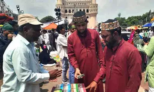 तीन पीढ़ियों से जारी, Hyderabad का सुरमा विक्रेता अपनी पारिवारिक परंपरा को जीवित रखे हुए तीन पीढ़ियों से जारी, Hyderabad का सुरमा विक्रेता अपनी पारिवारिक परंपरा को जीवित रखे हुए