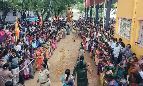 Maski : भ्रामराम्बा देवी का रथ खींचने वाली महिलाएं Maski : भ्रामराम्बा देवी का रथ खींचने वाली महिलाएं