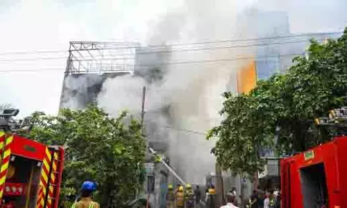 Greater Noida: पेपर स्ट्रॉ फैक्ट्री में आग लगी, कोई हताहत नहीं