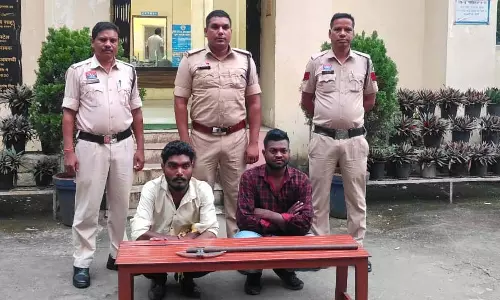 मेला में फरसा लहराते दो युवक गिरफ्तार, आर्म्स एक्ट के तहत जेल भेजे गए मेला में फरसा लहराते दो युवक गिरफ्तार, आर्म्स एक्ट के तहत जेल भेजे गए