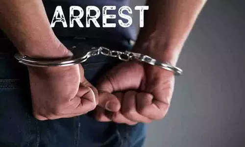 ACB ने करीमनगर में रिश्वत लेते DCA के दो अधिकारियों और एक निजी कर्मचारी को गिरफ्तार किया