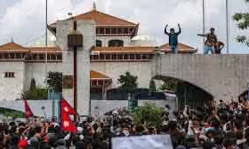 नेपाल विरोध प्रदर्शन: ओली और पूर्व गृह मंत्री पर मामला दर्ज नेपाल विरोध प्रदर्शन: ओली और पूर्व गृह मंत्री पर मामला दर्ज