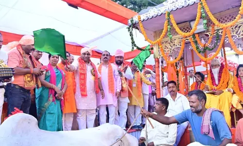 Bareilly: महर्षि वाल्मीकि शोभायात्रा पर पुष्पवर्षा से स्वागत