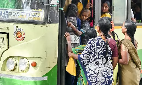 Kollegal : केएसआरटीसी कर्मचारियों ने यात्री का कीमती बैग लौटाया Kollegal : केएसआरटीसी कर्मचारियों ने यात्री का कीमती बैग लौटाया