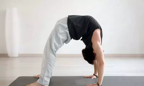 Chakrasana रीढ़ को मजबूत करता है और लचीलापन बढ़ाता है Chakrasana रीढ़ को मजबूत करता है और लचीलापन बढ़ाता है