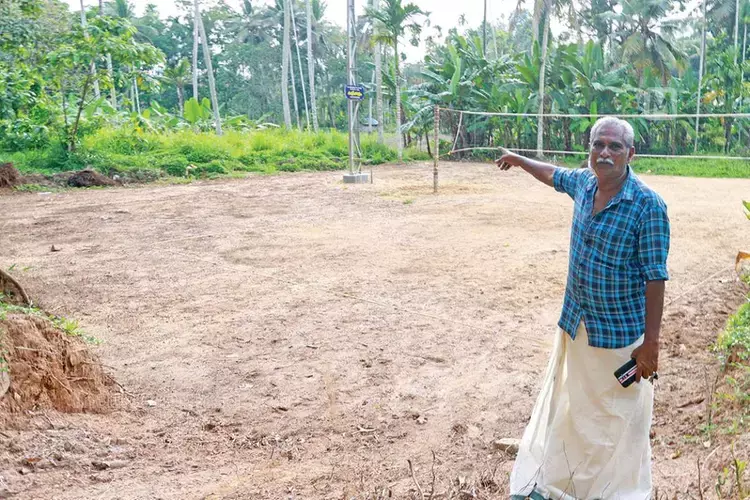 Kerala :  पूर्व वॉलीबॉल खिलाड़ी ने नेदुमनगड में बच्चों के लिए खेल का मैदान बनाने के लिए