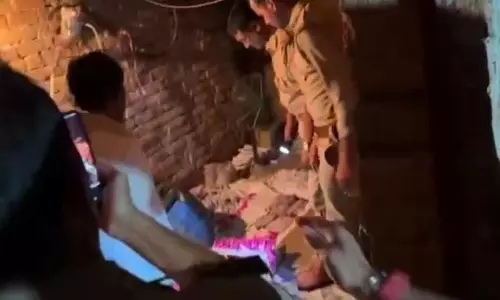 Banda: अवैध फैक्टरी पर पुलिस ने मारा छापा, दो गिरफ्तार