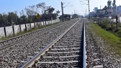 North 24 Parganas: रेल लाइन पर मिली युवक की लाश, इलाके में सनसनी North 24 Parganas: रेल लाइन पर मिली युवक की लाश, इलाके में सनसनी