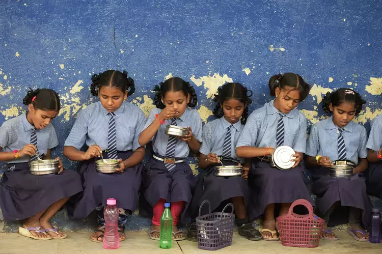 Kerala मध्याह्न भोजन योजना नए मेनू का स्वागत, लेकिन भुगतान में देरी से स्कूलों पर असर Kerala मध्याह्न भोजन योजना नए मेनू का स्वागत, लेकिन भुगतान में देरी से स्कूलों पर असर