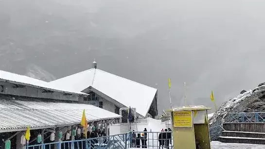 Uttarkashi: गंगोत्री-यमुनोत्री धाम में मौसम ने दिखाई ठिठुरन Uttarkashi: गंगोत्री-यमुनोत्री धाम में मौसम ने दिखाई ठिठुरन