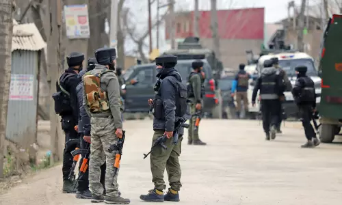 Srinagar: हंदवाड़ा में हुर्रियत-जमात सदस्यों के घरों पर पुलिस की रेड Srinagar: हंदवाड़ा में हुर्रियत-जमात सदस्यों के घरों पर पुलिस की रेड