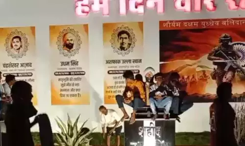 शहीदों का अपमान, स्मारक ऊपर बैठे नजर आए युवक