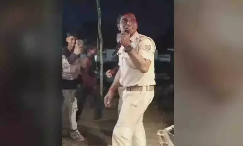 दुर्गा विसर्जन जुलूस में ओडिशा पुलिस के ASI ने गाकर जीता लोगों का दिल