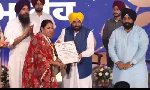 Amritsar के शिक्षक को राज्य पुरस्कार से सम्मानित किया गया Amritsar के शिक्षक को राज्य पुरस्कार से सम्मानित किया गया