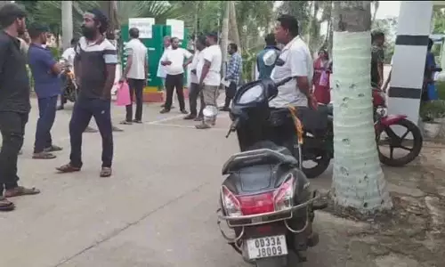 Odisha: लोन एजेंट ने व्यक्ति और भतीजे पर किया चाकू से हमला Odisha: लोन एजेंट ने व्यक्ति और भतीजे पर किया चाकू से हमला