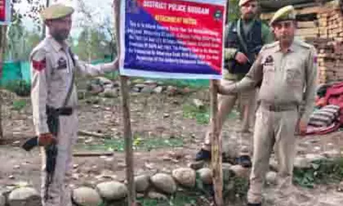 J&K: पुलिस ने पाकिस्तान से संचालित आतंकवादी संचालकों की संपत्ति कुर्क की J&K: पुलिस ने पाकिस्तान से संचालित आतंकवादी संचालकों की संपत्ति कुर्क की