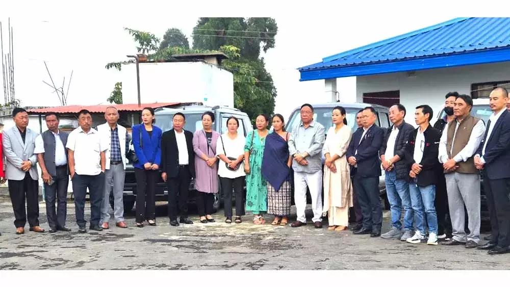 जी. काइतो ने NDPP 36 सताखा ए/सी नेताओं को वाहन सौंपे