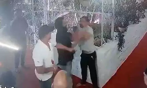 Nainital में ताश खेलने को लेकर रेस्टोरेंट में हिंसा Nainital में ताश खेलने को लेकर रेस्टोरेंट में हिंसा