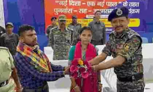 Jharkhand: कई मामलों में वांछित माओवादी दंपति ने गिरिडीह में आत्मसमर्पण किया