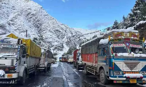 Lahaul-Spiti में भारी बर्फबारी, परिवहन और बिजली आपूर्ति बाधित