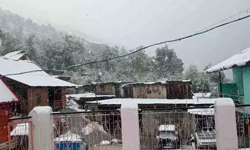 Chamba की पांगी घाटी में बर्फबारी से जनजीवन अस्त-व्यस्त Chamba की पांगी घाटी में बर्फबारी से जनजीवन अस्त-व्यस्त